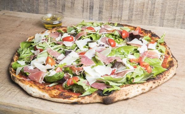 Salade de Jambon Cru – Fresh mixed salad topped with delicate slices of ham, cherry tomatoes, and a drizzle of olive oil at Pizza les 2 Frangins, Bompard – Marseille